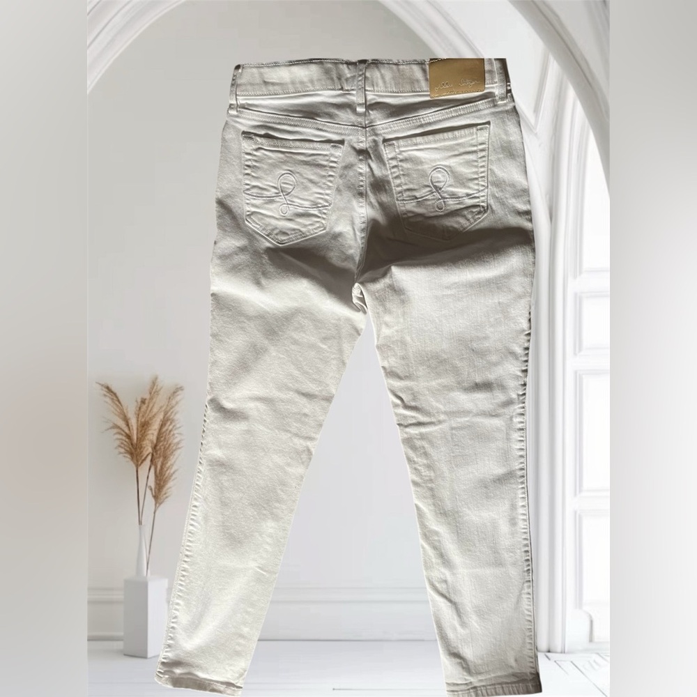 Resort White skinny fit.
A chic,year-round staple 
ankle-length. see pics


.